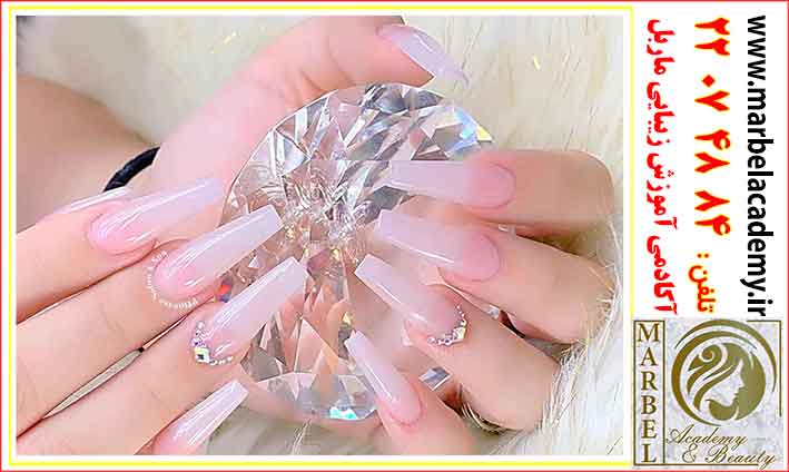 دوره آموزشی طراحی و کاشت ناخن جهت ارتقای هنرجو در زمینه ناخن است.